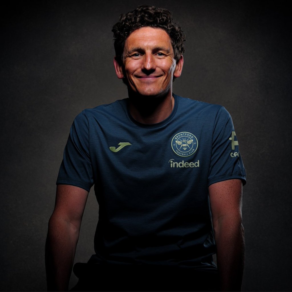 Keith Andrews posando como entrenador principal del Brentford; foto: Brentford F.C.