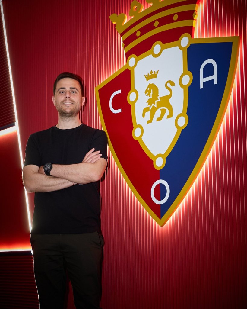 El nuevo entrenador del C.A Osasuna posando con el escudo en su presentación; foto: C.A Osasuna.