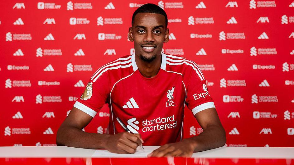 ISAK ES OFICIALMENTE “RED”: LIVERPOOL PAGA UN RÉCORD DE 150 MILLONES DE&nbsp;EUROS
