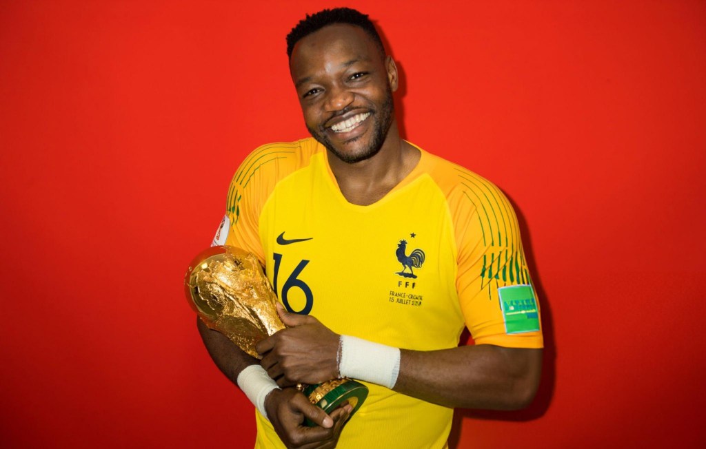 STEVE MANDANDA, CAMPEÓN DEL MUNDO CON FRANCIA EN 2018, ANUNCIA SU&nbsp;RETIRADA