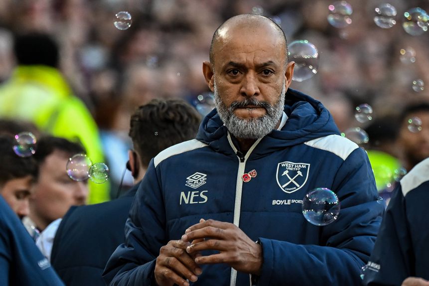 Nuno Espirito Santo al rededor de pompas de jabón; foto: A Bola.