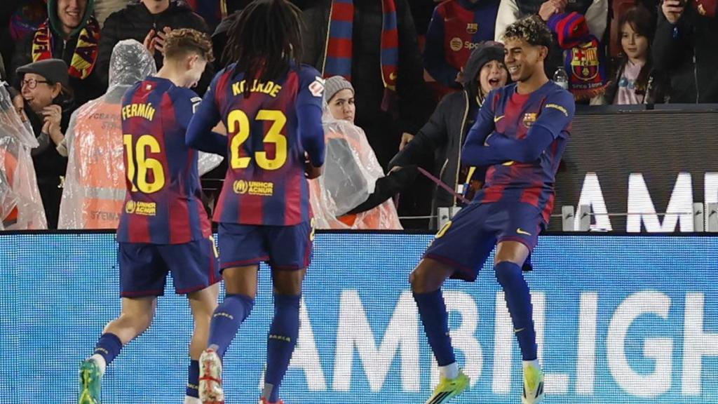 Lamine Yamal celebrando un gol, junto a Fermín y Koundé; foto: SPORT.