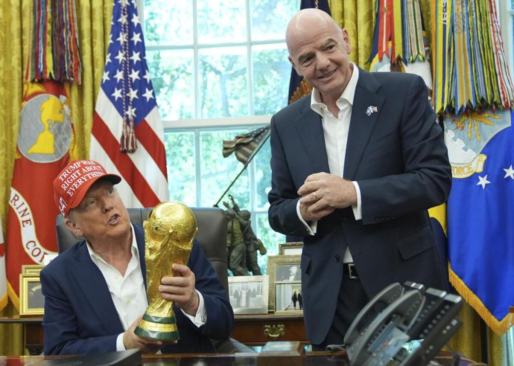 Donald Trumo e Infantino, con la Copa del Mundo; foto: Los Angeles Times.