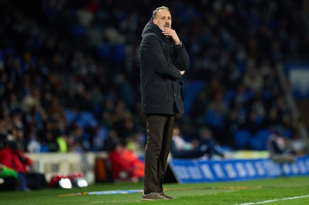 Pellegrino Matarazzo dirigiendo desde la banda de Anoeta; foto: KIROLAK.