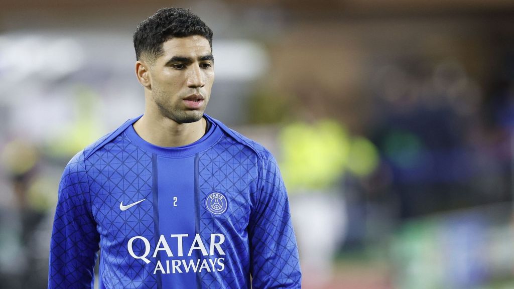 Achraf Hakimi con la sudadera de calentamiento del PSG; foto: RTVE.es.