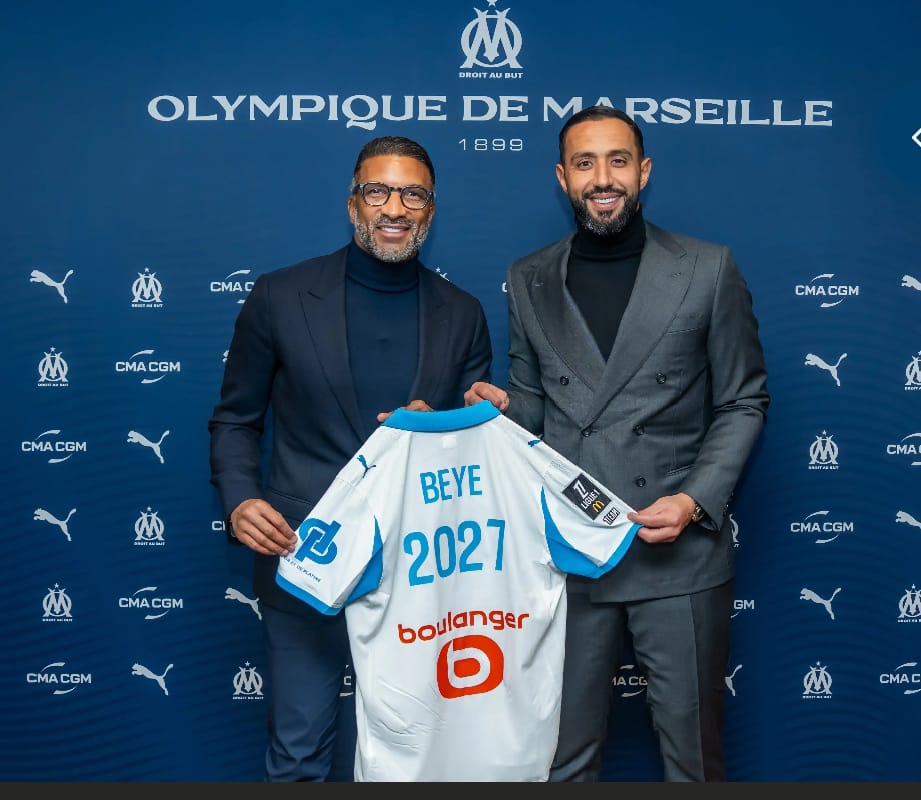 Habib Beye posando con la camiseta del Marseille, con la fecha de finalización de su contrato; foto: Olympique Marseille.
