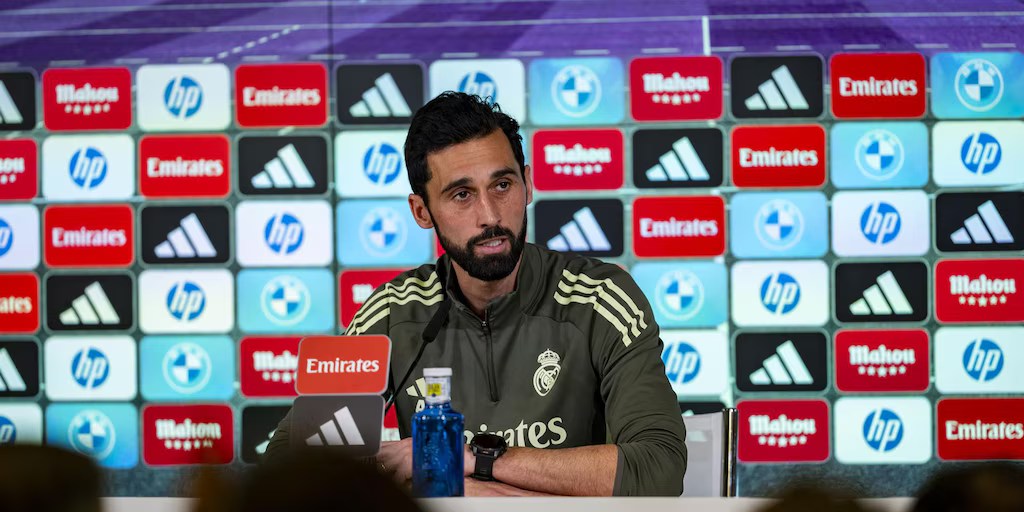 Álvaro Arbeloa en rueda de prensa; foto: X.com.