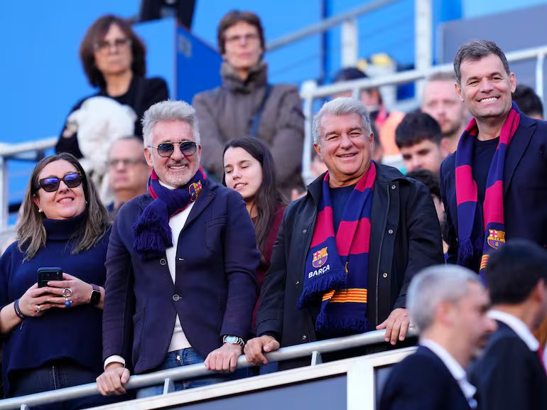 Joan Laporta, en el Camp Nou, con su cúpula directiva; foto: Cadena SER.