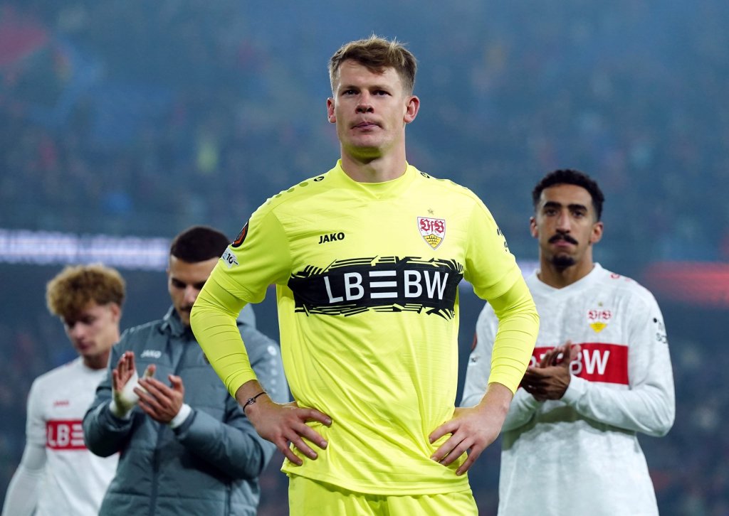 Alexander Nübel, en brazos en jarra, frente a los aficionados del Stuttgart; foto: Get German Football News.