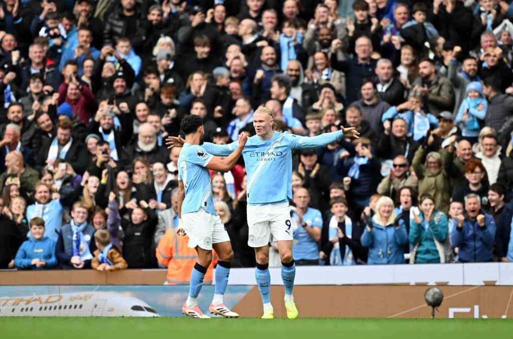 Erling Haaland celebrando con Matheus Nunes; foto: 365Scores.