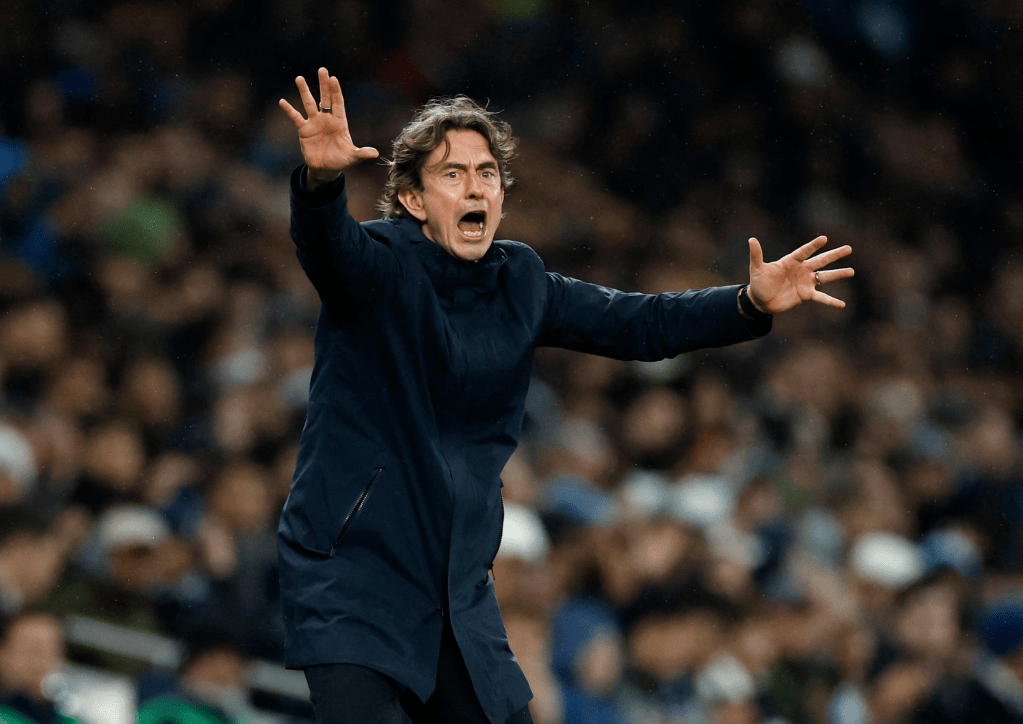 Thomas Frank dando indicaciones desde la banda del Tottenham Hotspur Stadium; foto: SPORT.