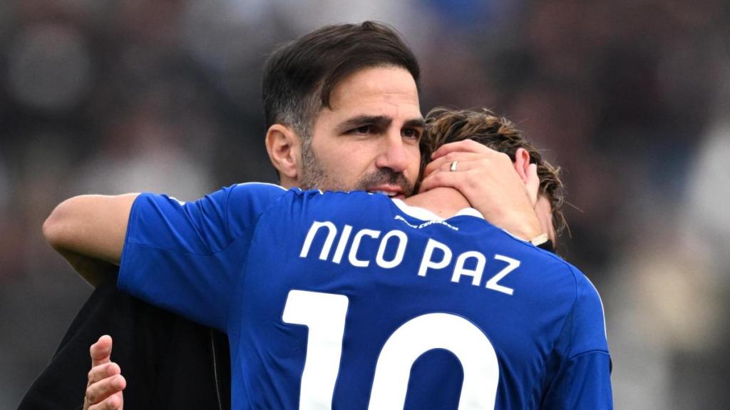 Fábregas abrazando a Nico Paz, estrella del Como 1907; foto: TODOmercadoWEB.es.