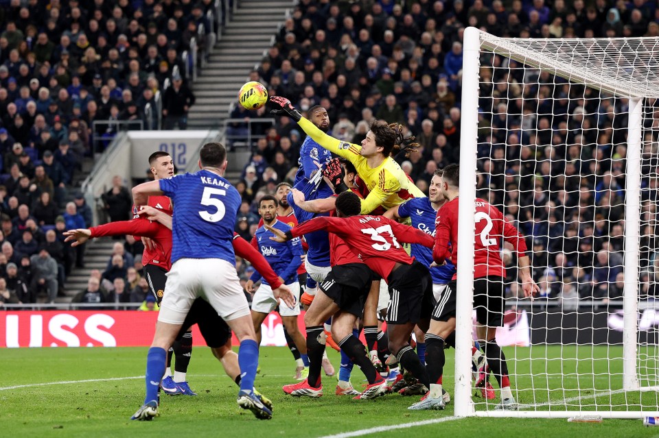 EL CAOS EN LOS CÓRNERS DE LA PREMIER: EMPUJONES, BLOQUEOS Y UN PROBLEMA QUE CRECE