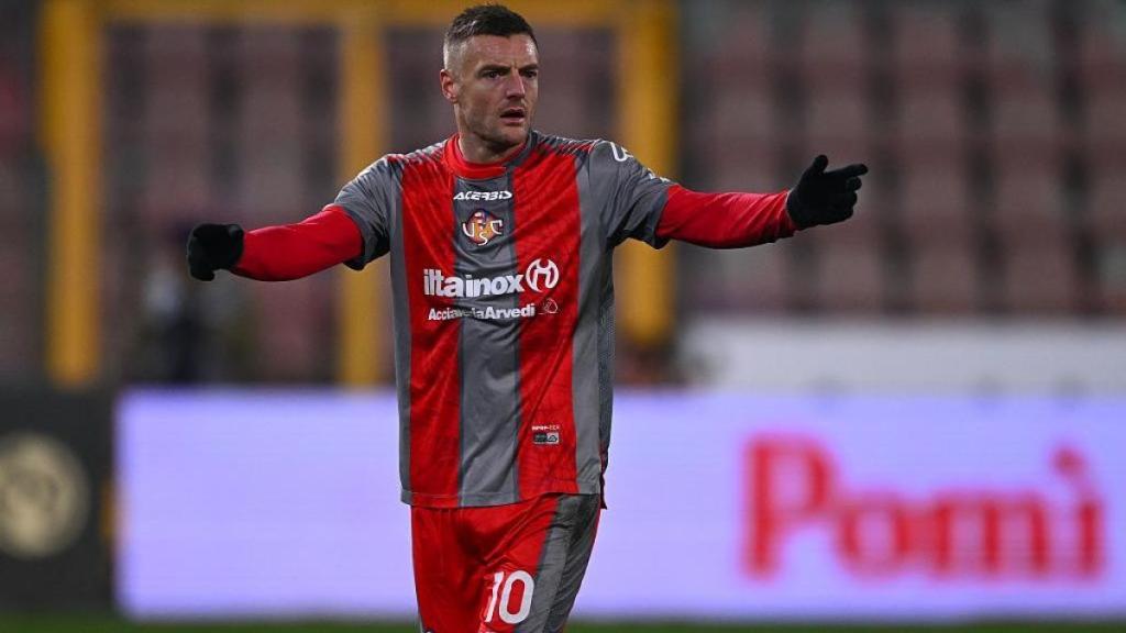 EMERGENCIA EN EL CREMONESE: VARDY Y SANABRIA CAEN LESIONADOS Y EL ATAQUE SE DESMORONA