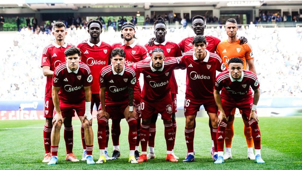 Los jugadores del Sevilla, ni tan buenos ni tan malos; foto: ElDesmarque.