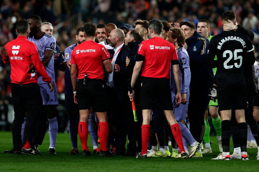 TENSIÓN TOTAL ENTRE LOS ÁRBITROS Y EL REAL MADRID: AESAF DENUNCIA A FLORENTINO Y A RMTV ANTE ANTIVIOLENCIA