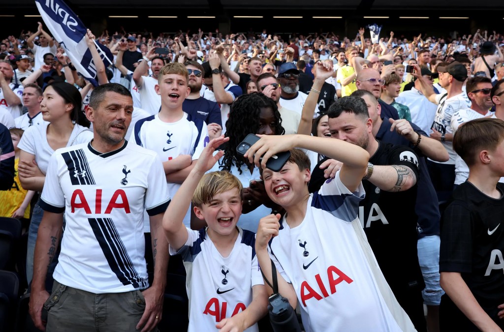 TOTTENHAM TOCA FONDO Y PROMETE UNA “RECONSTRUCCIÓN TOTAL” TRAS SALVARSE DEL&nbsp;DESCENSO