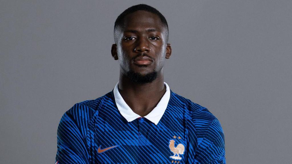 Ibrahima Konaté, defensa central francés; foto: BBC.