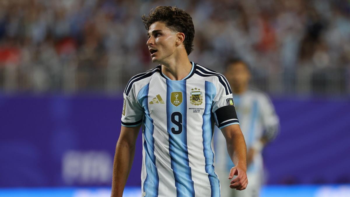 Julián Álvarez, el FC Barcelona y el Atlético, tres pilares que no quieren sujetar lo&nbsp;mismo
