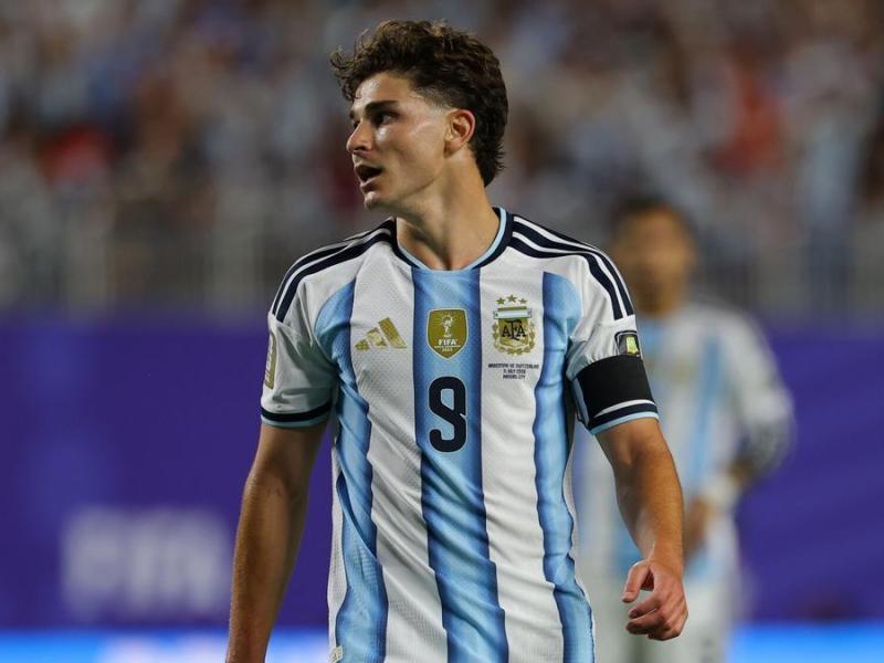 Julián Álvarez, el FC Barcelona y el Atlético, tres pilares que no quieren sujetar lo&nbsp;mismo