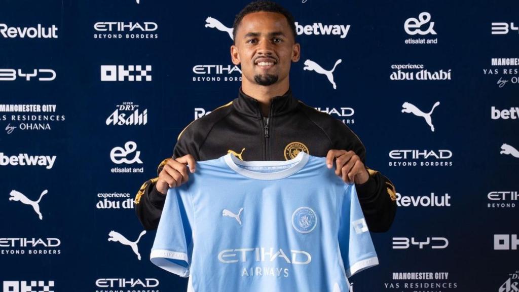 Iliman Ndiaye posando con la camiseta del Manchester City; foto: BBC.